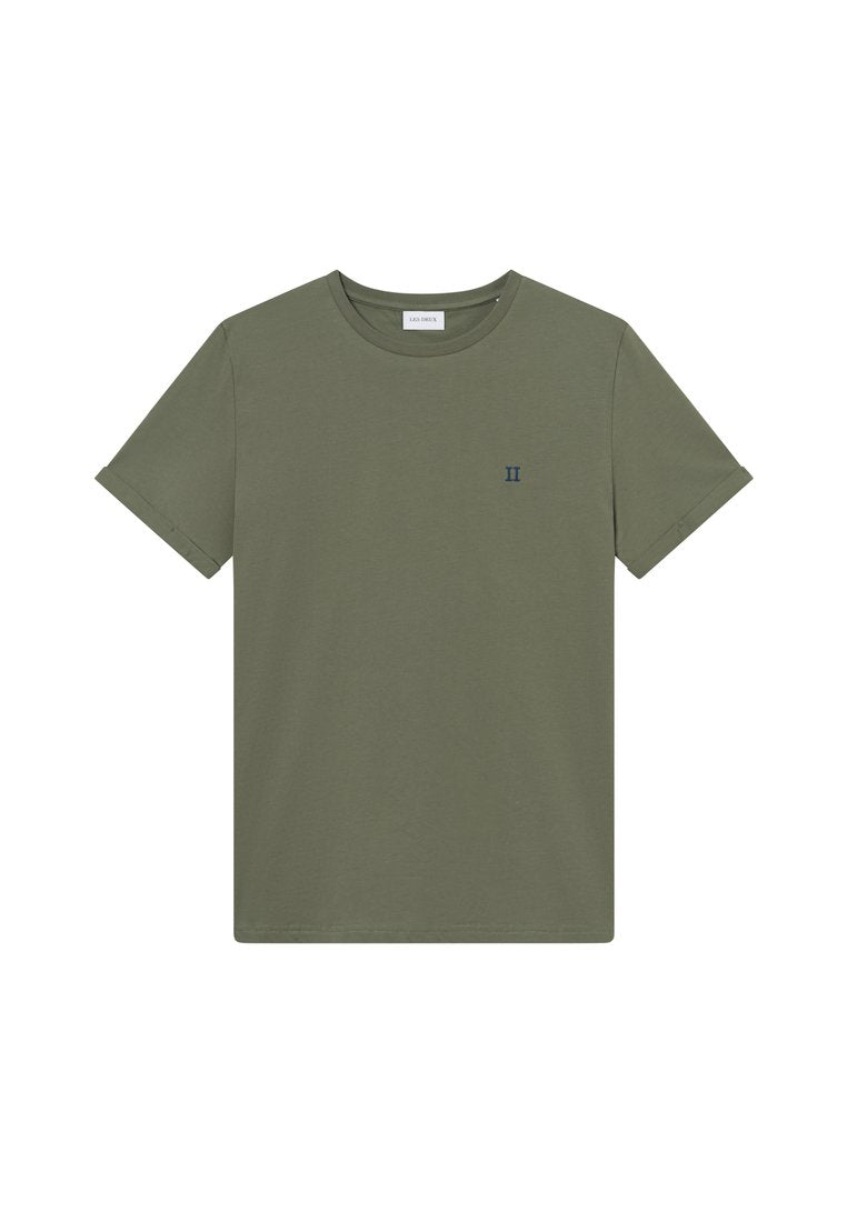 Olivegrünes Baumwoll-T-Shirt mit Rundhalsausschnitt und kurzen Ärmeln, mit einem kleinen navyblauen "II"-Logo auf der Brust.