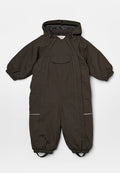 Dunkelbrauner gepolsterter Babyschneeanzug mit Kapuze, vorderer Klappen-Tasche und elastischen Bündchen an Ärmeln und Hosenbeinen mit Fußschlaufen.