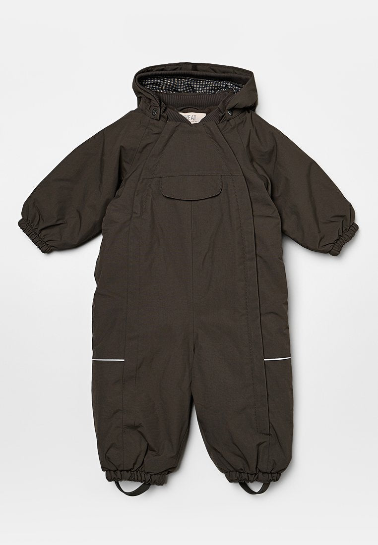 Dunkelbrauner gepolsterter Babyschneeanzug mit Kapuze, vorderer Klappen-Tasche und elastischen Bündchen an Ärmeln und Hosenbeinen mit Fußschlaufen.