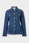 Dunkelblaue Jeansjacke mit silbernen Knöpfen, langen Ärmeln, zwei Brusttaschen und tailliertem Schnitt, vor einfarbigem Hintergrund präsentiert.