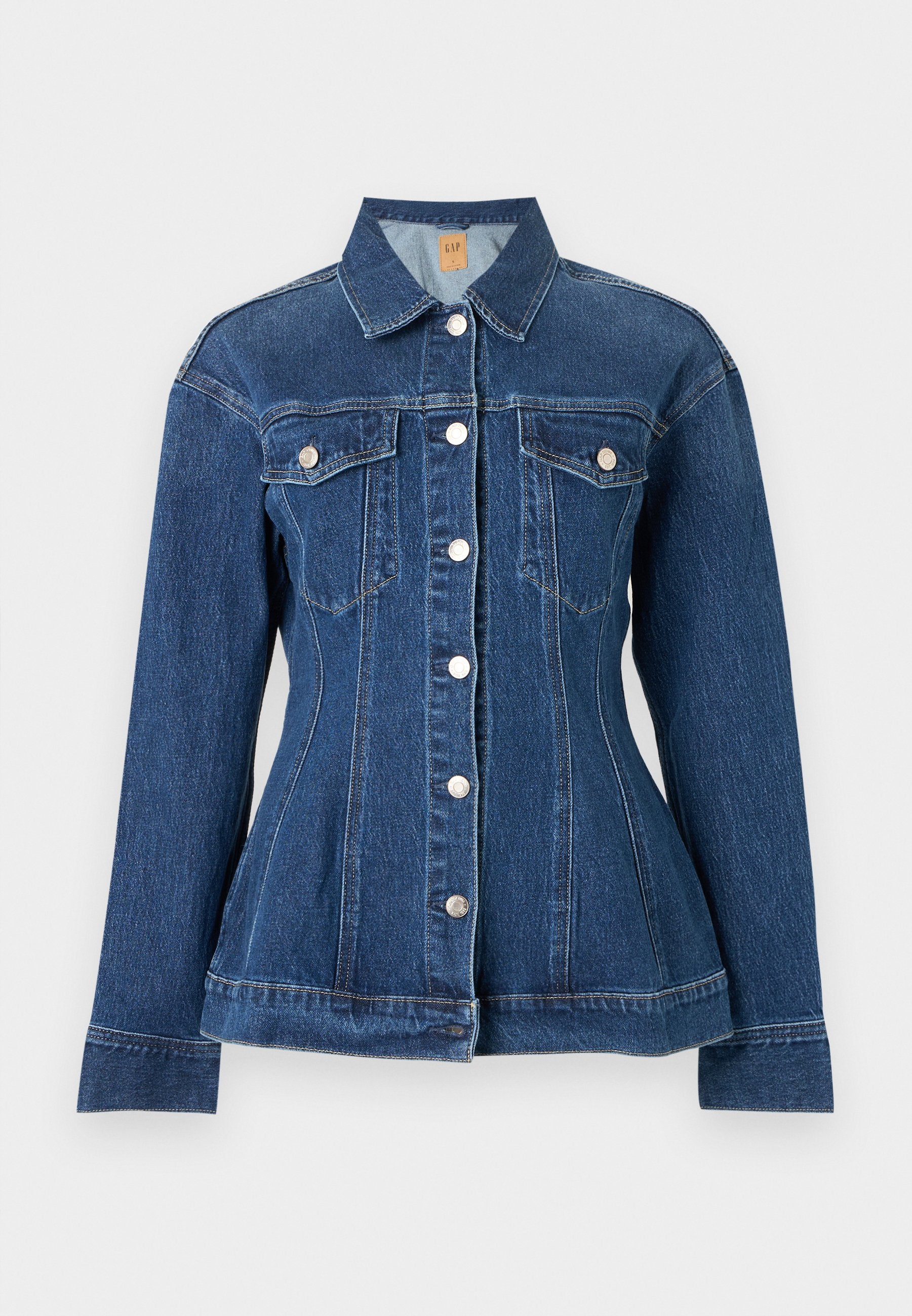 Dunkelblaue Jeansjacke mit silbernen Knöpfen, langen Ärmeln, zwei Brusttaschen und tailliertem Schnitt, vor einfarbigem Hintergrund präsentiert.