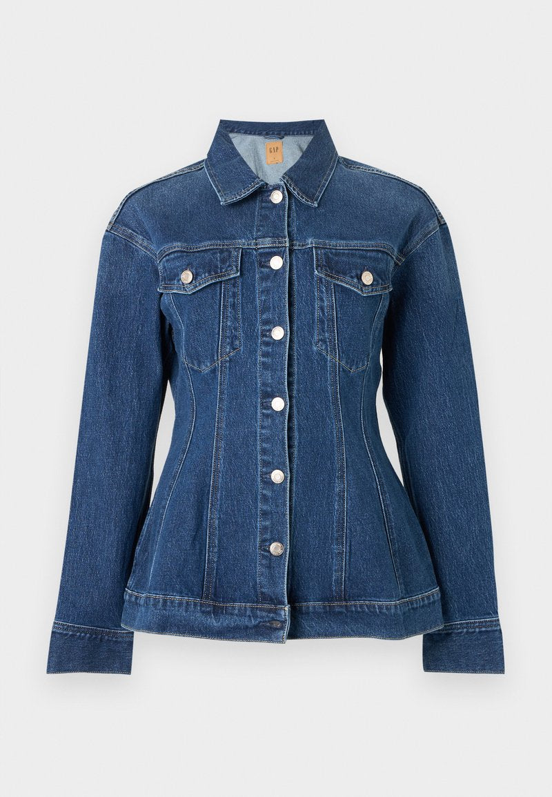 Dunkelblaue Jeansjacke mit silbernen Knöpfen, langen Ärmeln, zwei Brusttaschen und tailliertem Schnitt, vor einfarbigem Hintergrund präsentiert.