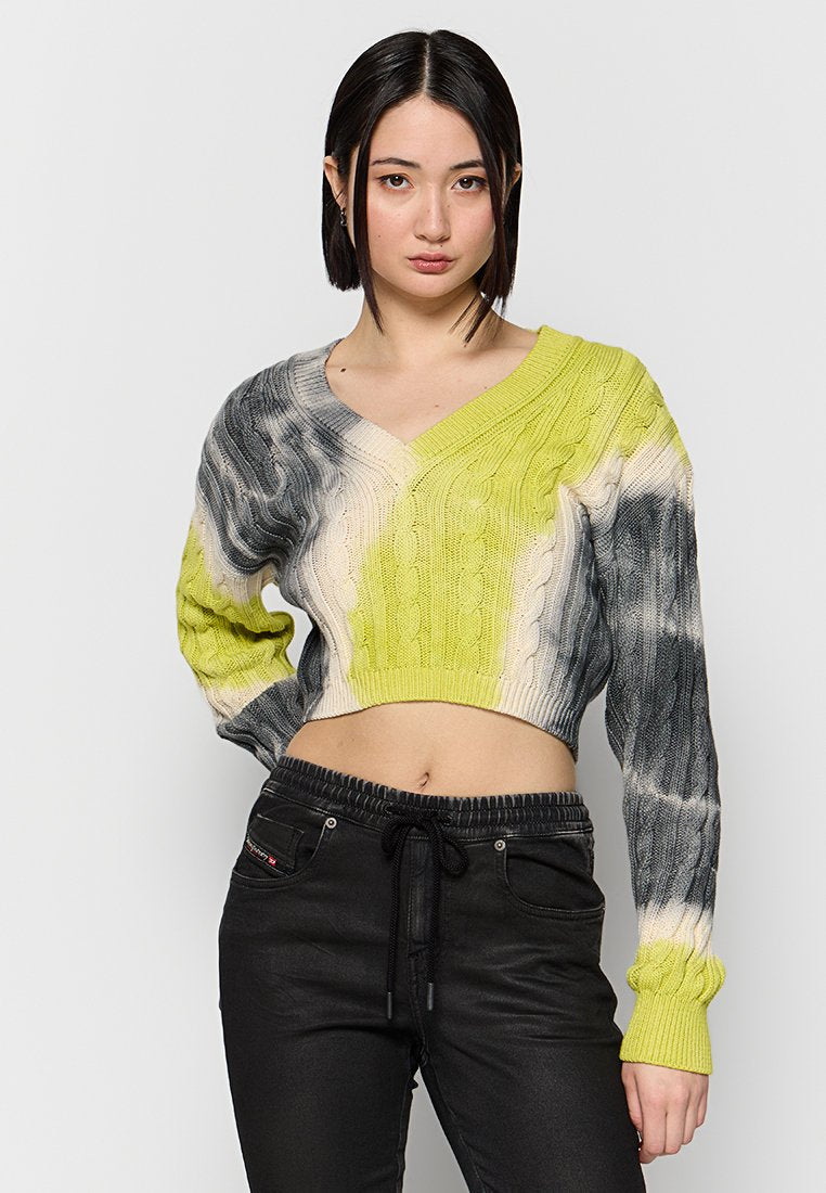 Gekürzter Pullover in Schwarz, Weiß und lebhaftem Grün. Verfügt über einen V-Ausschnitt, Strukturstrick und lange Ärmel mit gerippten Bündchen.