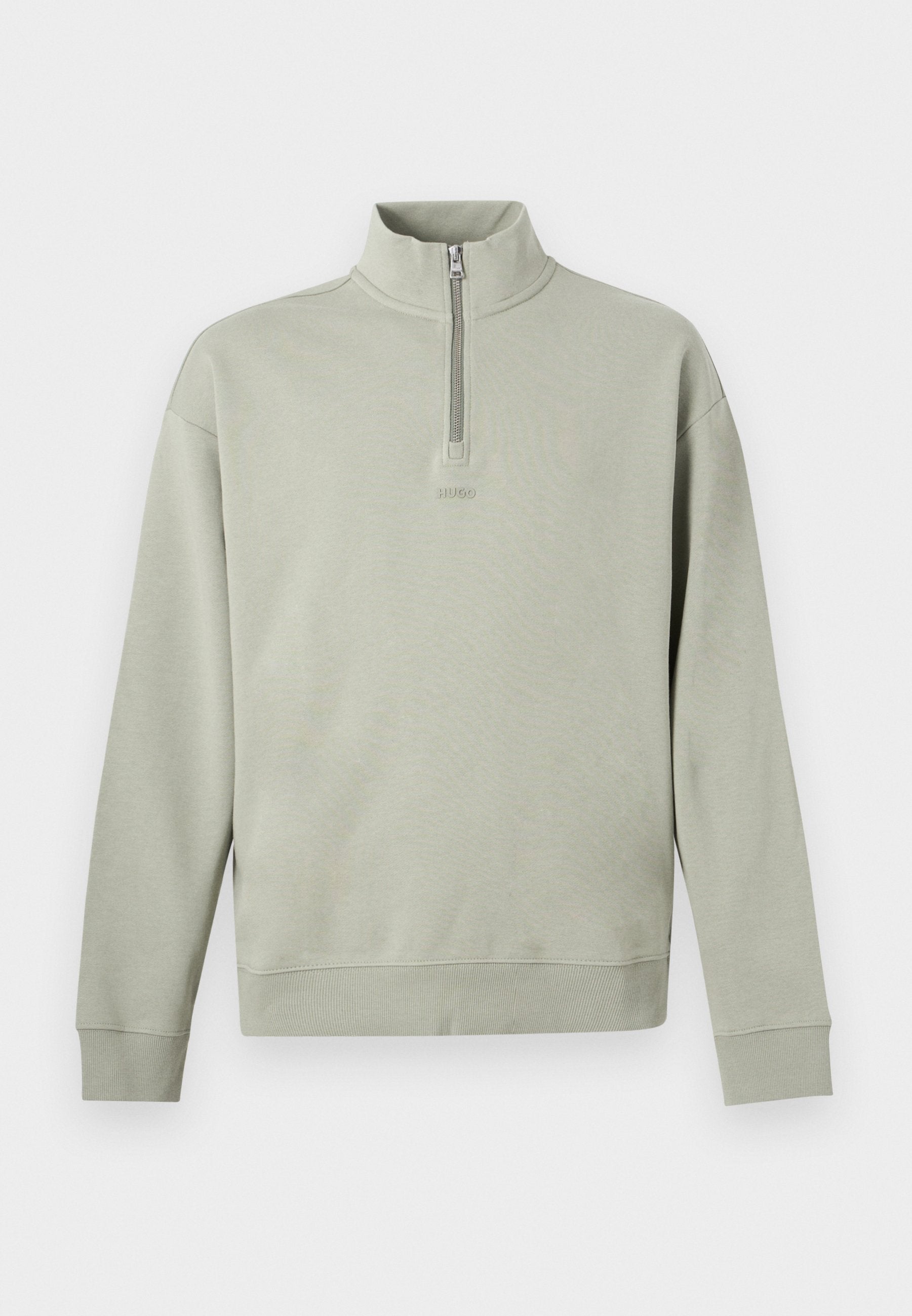 Hellgrüner Pullover mit langen Ärmeln, hohem Kragen und kurzem Reißverschluss, mit dezentem "HUGO" Schriftzug auf der Brust.