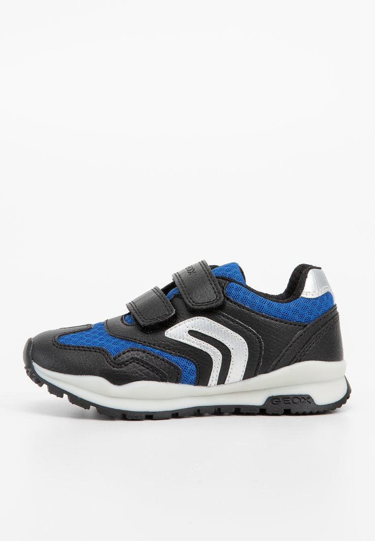 Schwarz-blaue Kindersneaker mit weißen Akzenten, zwei Klettverschlüssen und einer dicken weißen Sohle mit strukturiertem schwarzem Profil.