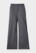 Grau weite Hose mit glatter Oberfläche, ausgestattet mit Fronttaschen, einem Knopfverschluss und genähten Details entlang der Nähte.