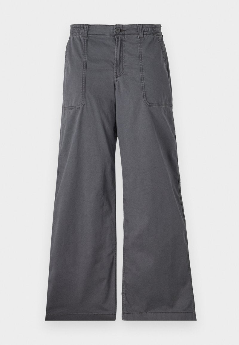 Grau weite Hose mit glatter Oberfläche, ausgestattet mit Fronttaschen, einem Knopfverschluss und genähten Details entlang der Nähte.