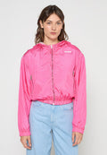 Rosa, kurz geschnittene Kapuzenjacke aus leichtem Material mit Reißverschluss vorne, Kordelzug an der Kapuze und Logo auf der Brust.