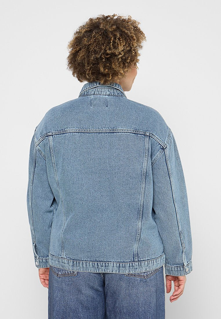 CARMYRNA OVERSIZED Media 2