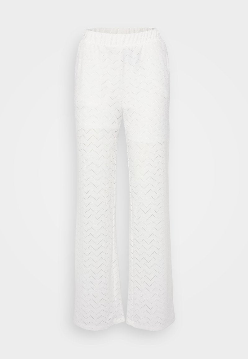Weiße Hosen mit einer ausgestellten Passform, die ein dezentes Chevron-Muster aufweisen, einen elastischen Bund haben und aus leichtem, strukturiertem Material bestehen.