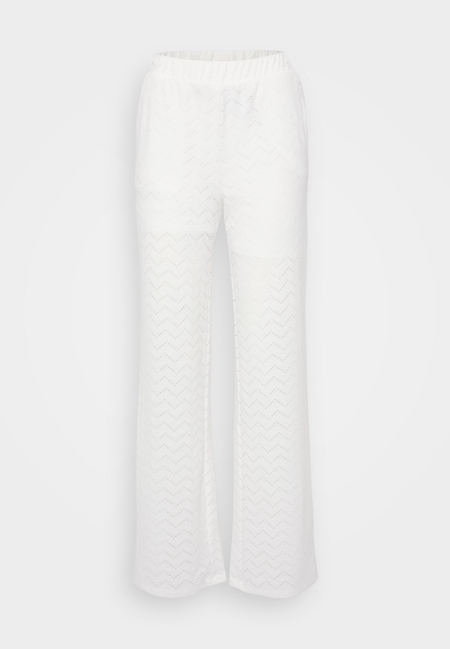 Weiße Hosen mit einer ausgestellten Passform, die ein dezentes Chevron-Muster aufweisen, einen elastischen Bund haben und aus leichtem, strukturiertem Material bestehen.