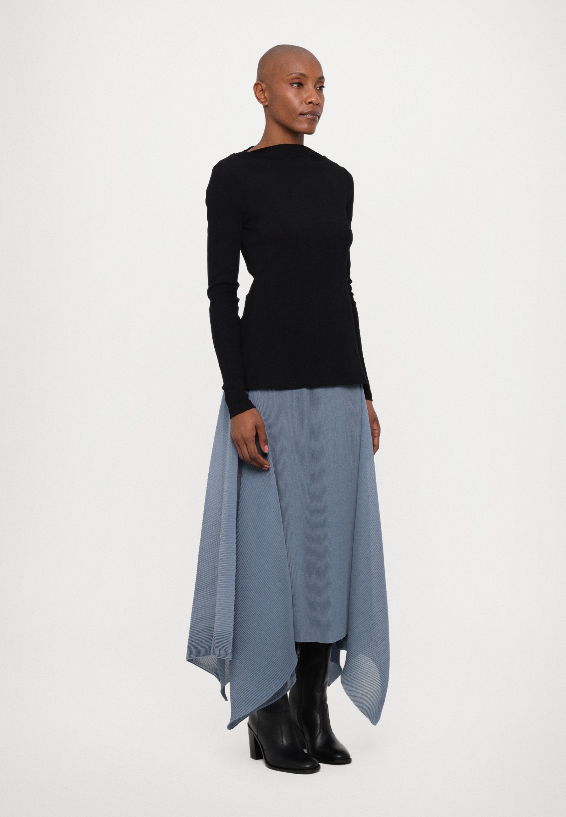 CLOSED LONG SLEEVE