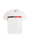 Weißes T-Shirt mit kurzen Ärmeln, schwarzen und roten horizontalen Streifen über der Brust und dem "Tommy Jeans" Logo, das mittig auf den Streifen angebracht ist.