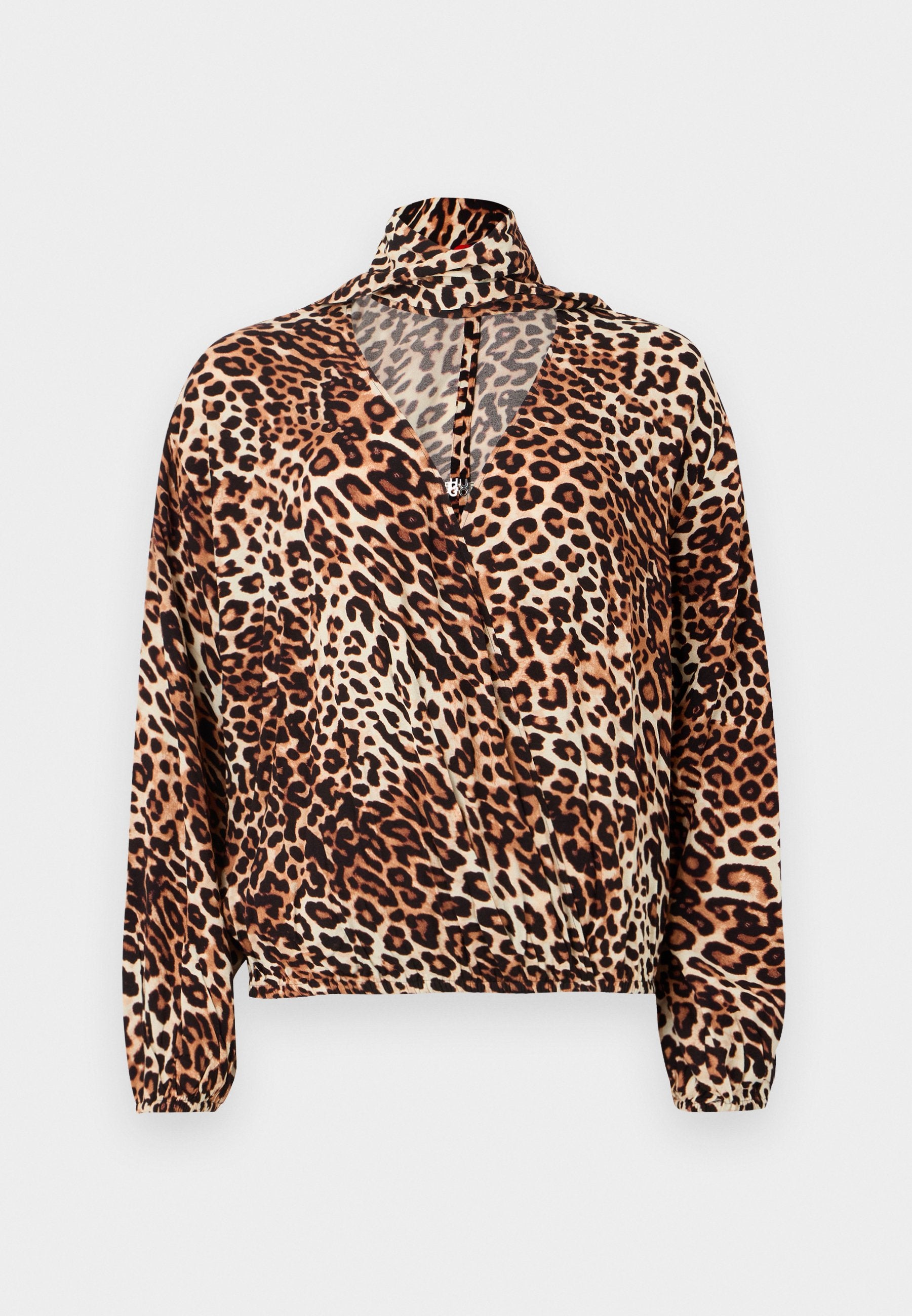 Bluse im Leopardenmuster mit langen Ärmeln, hohem Kragen und tiefem V-Ausschnitt. Hergestellt aus leichtem Stoff und mit einem gerafften unteren Saum.