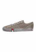 Grauer Sneaker aus Canvas mit niedriger Schnittform, Schnürsenkeln, weißen Nähten und einem kleinen rot-weiß-blauen Logo auf der Gummisohle.