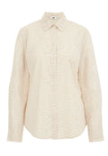 Helle beige Bluse mit Blättermuster, ausgestattet mit einem spitzen Kragen, langen Ärmeln und einer knöpfbaren Vorderseite. Hergestellt aus weichem, leichtem Stoff.