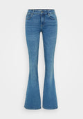 Ausgestellte blaue Jeans aus Denim mit einem standardmäßigen Fünf-Taschen-Design, ausgestattet mit einem Knopf- und Reißverschluss. Helle Waschung mit glatter Textur.