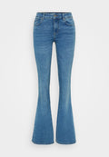 Ausgestellte blaue Jeans aus Denim mit einem standardmäßigen Fünf-Taschen-Design, ausgestattet mit einem Knopf- und Reißverschluss. Helle Waschung mit glatter Textur.
