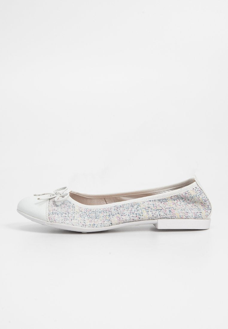 Weiße Ballettschuhe mit einer strukturierten, mehrfarbigen Oberfläche, einer Schleifenakzentuierung am Zeh und einem kleinen, flachen Absatz.