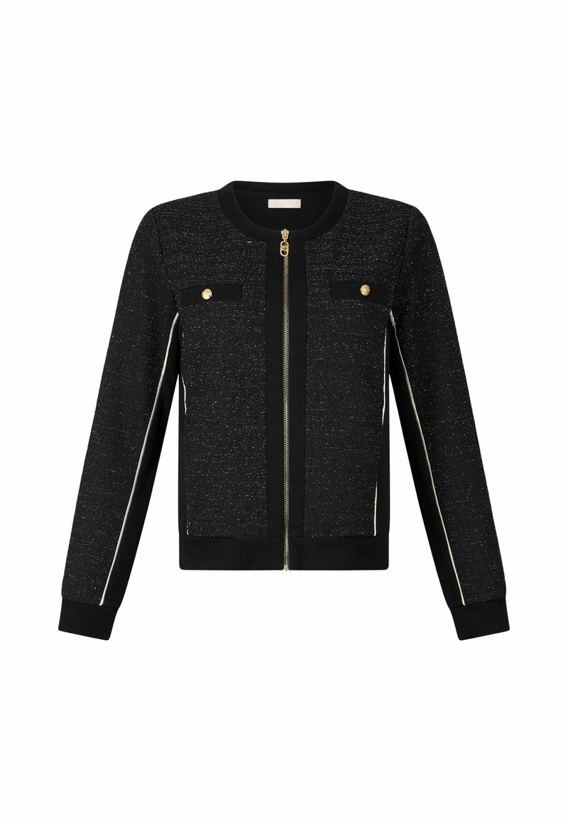 Schwarze Zip-Jacke aus strukturiertem Stoff mit goldenen Knöpfen an den Brusttaschen und weißen Akzentstreifen entlang der Ärmel.