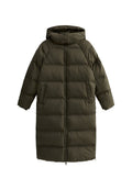 Olivgrüne Steppjacke mit Kapuze, ausgestattet mit einem Frontreißverschluss, zwei Seitentaschen und einem kastigen, gesteppten Design zur Isolierung.