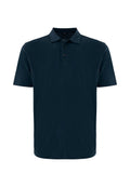 Marineblaues Poloshirt mit kurzen Ärmeln, Kragen und einer dreiknöpfigen Knopfleiste, dargestellt auf weißem Hintergrund.