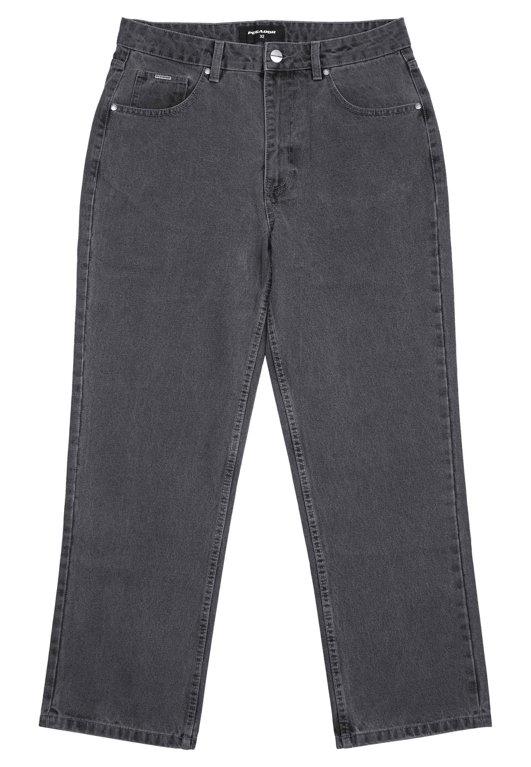 Schwarze High-Waist-Jeans mit geradem Bein, Frontknopf, Reißverschluss, Gürtelschlaufen sowie Taschen vorne und hinten.