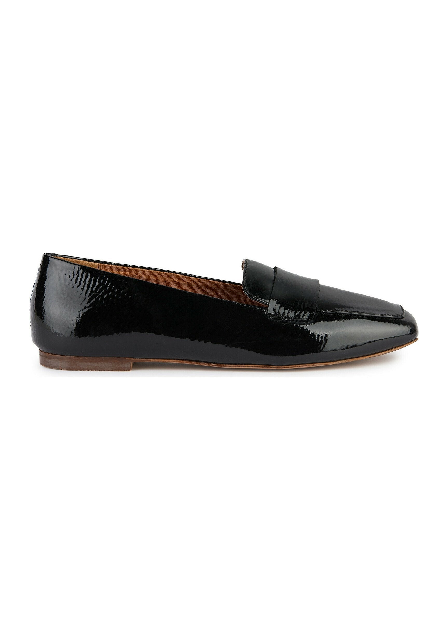 Schwarze Lackleder-Lederschuhe mit spitzem Zehen und einem dekorativen Riemen über dem Spann. Sie verfügen über eine niedrige, flache braune Sohle.