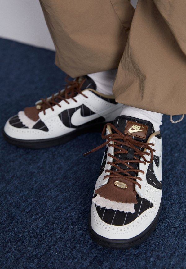Nike Sportswear DUNK LOW LX - Trainers - black/summit white/black/cacao wow/metallic gold