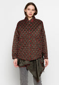 Quilted Jacke in Dunkelgrün mit rotem Rautenmuster, ausgestattet mit einem spitzen Kragen, Knöpfen und einem lockeren, asymmetrischen Saum.