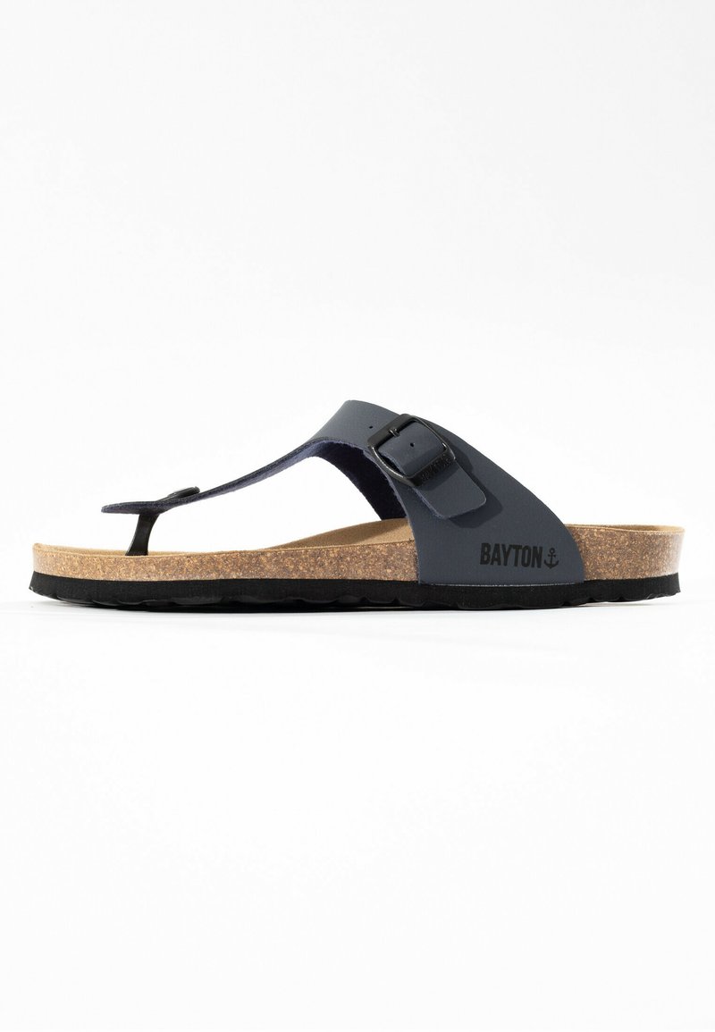 Schwarze Zehensandale mit Korkfußbett, verstellbarem Riemen, glattem Design und strukturiertem Gummiaus sole. Herstellerlogo an der Seite.