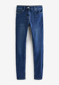 Dunkelblaue Slim-Fit-Jeans aus Denim, mit Fronttaschen, Reißverschluss und Metallknopfverschluss. Glatte Textur mit leichter Ausbleichung.