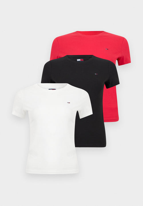 Drei kurzärmelige T-Shirts mit Rundhalsausschnitt in Weiß, Schwarz und Rot, jeweils mit einem kleinen Tommy Hilfiger Logo auf der Brust.