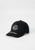 Schwarze Baseballkappe aus Baumwolle, mit weiß gesticktem Logo vorne und Text am Schirm, mit strukturierter Form und gebogenem Visier.