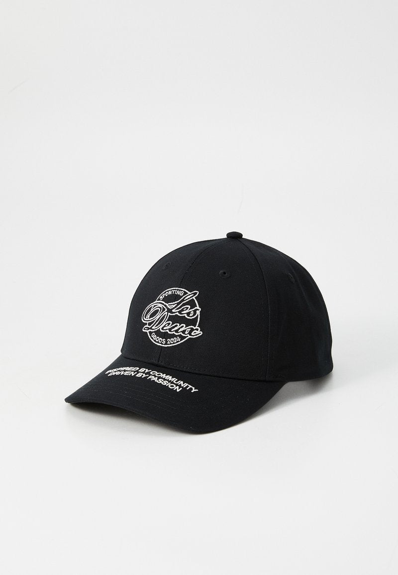 Schwarze Baseballkappe aus Baumwolle, mit weiß gesticktem Logo vorne und Text am Schirm, mit strukturierter Form und gebogenem Visier.