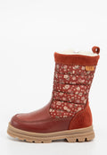 Rote Knöchelstiefel mit einem Obermaterial aus flower-musterndem Textil, glattem Lederfuß, weichem Futter und strukturiertem Gummisohle. Mit einer Schlaufe zum Hochziehen.