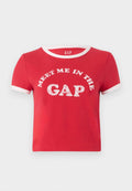 Rotes Baumwoll-T-Shirt mit kurzen Ärmeln, weißem geripptem Kragen und Ärmelakzenten. Enthält den grafischen Text "MEET ME IN THE GAP" in Weiß.