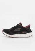 Schwarzer und rosa Skechers Laufschuh mit gepolsterter weißer Sohle, seitlich gebrandet mit "MAX RUN" und "SLIP-INS".