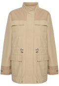 Beige leichte Jacke mit hohem Kragen, zwei Fronttaschen mit Klappen, Kordelzugsaum und kontrastierenden beigefarbenen Schulterpaneelen.