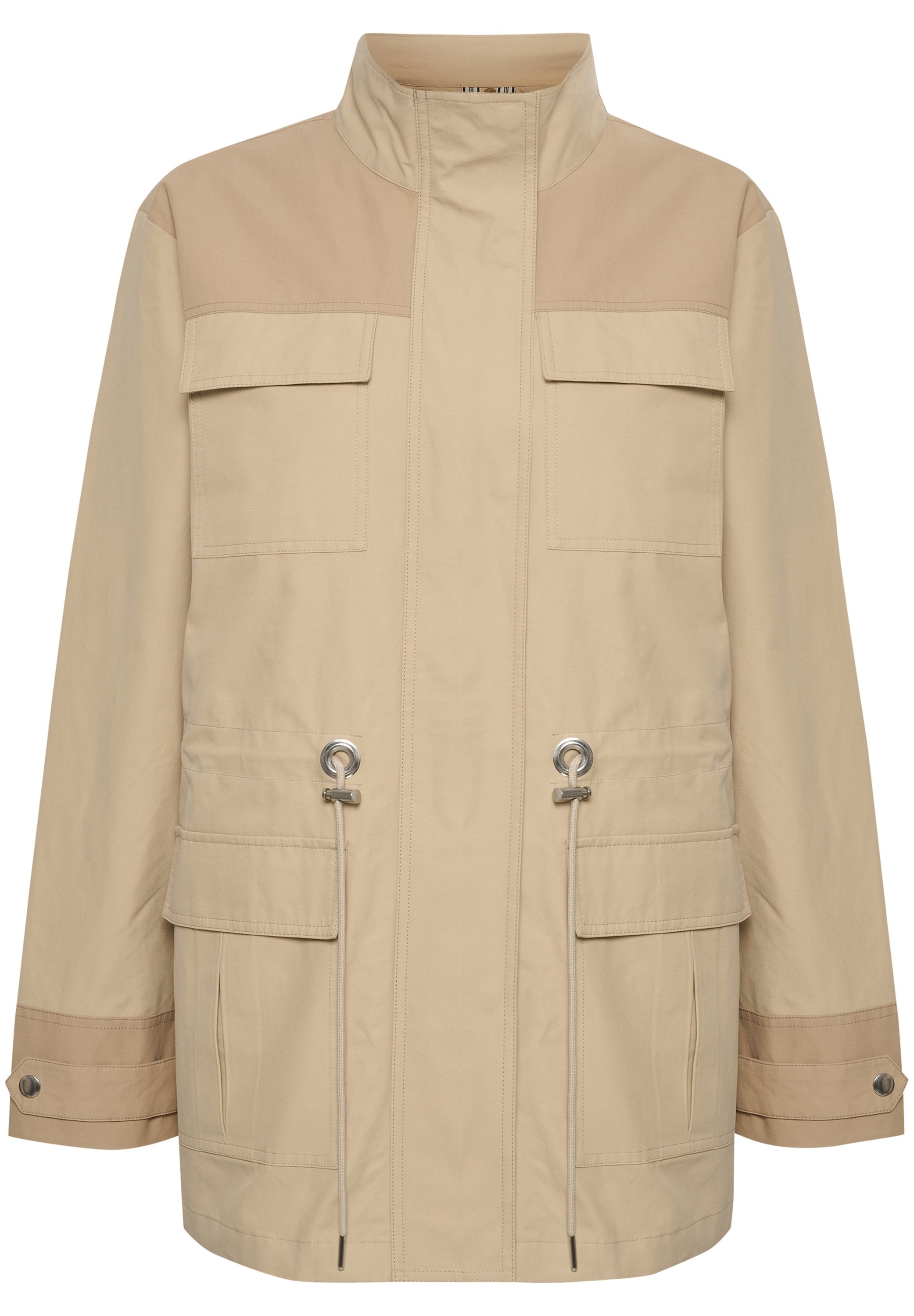 Beige leichte Jacke mit hohem Kragen, zwei Fronttaschen mit Klappen, Kordelzugsaum und kontrastierenden beigefarbenen Schulterpaneelen.