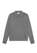 Graues Strick-Polohemd mit strukturiertem Design, langen Ärmeln, einem Kragen, drei Knöpfen und gesticktem Detail am Saum.