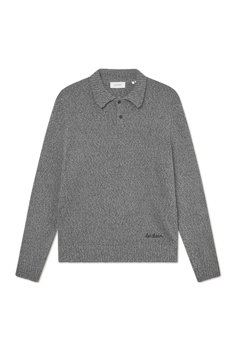 Graues Strick-Polohemd mit strukturiertem Design, langen Ärmeln, einem Kragen, drei Knöpfen und gesticktem Detail am Saum.