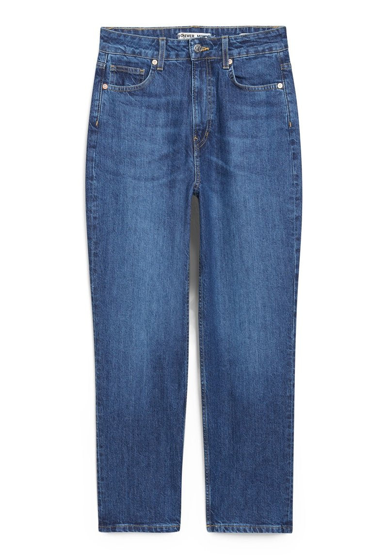 Blaue Jeans aus Denim mit geradem Bein, fünf Taschen und subtilen Nähten. Der Stoff hat eine glatte, mittelschwere Textur.