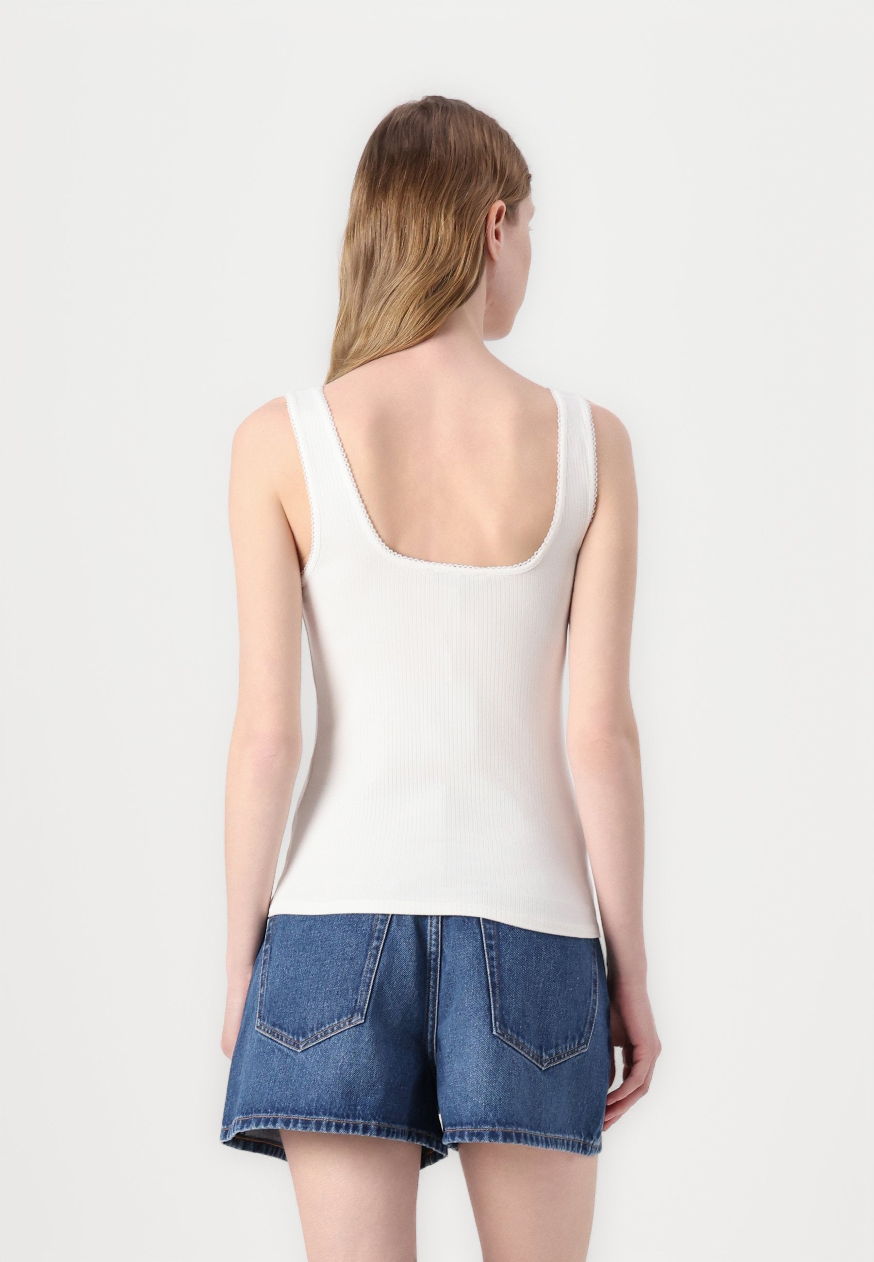 SLIM SQUARE TANK Media 4