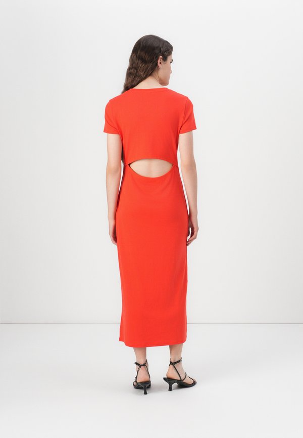 GAP BACK CUTOUT