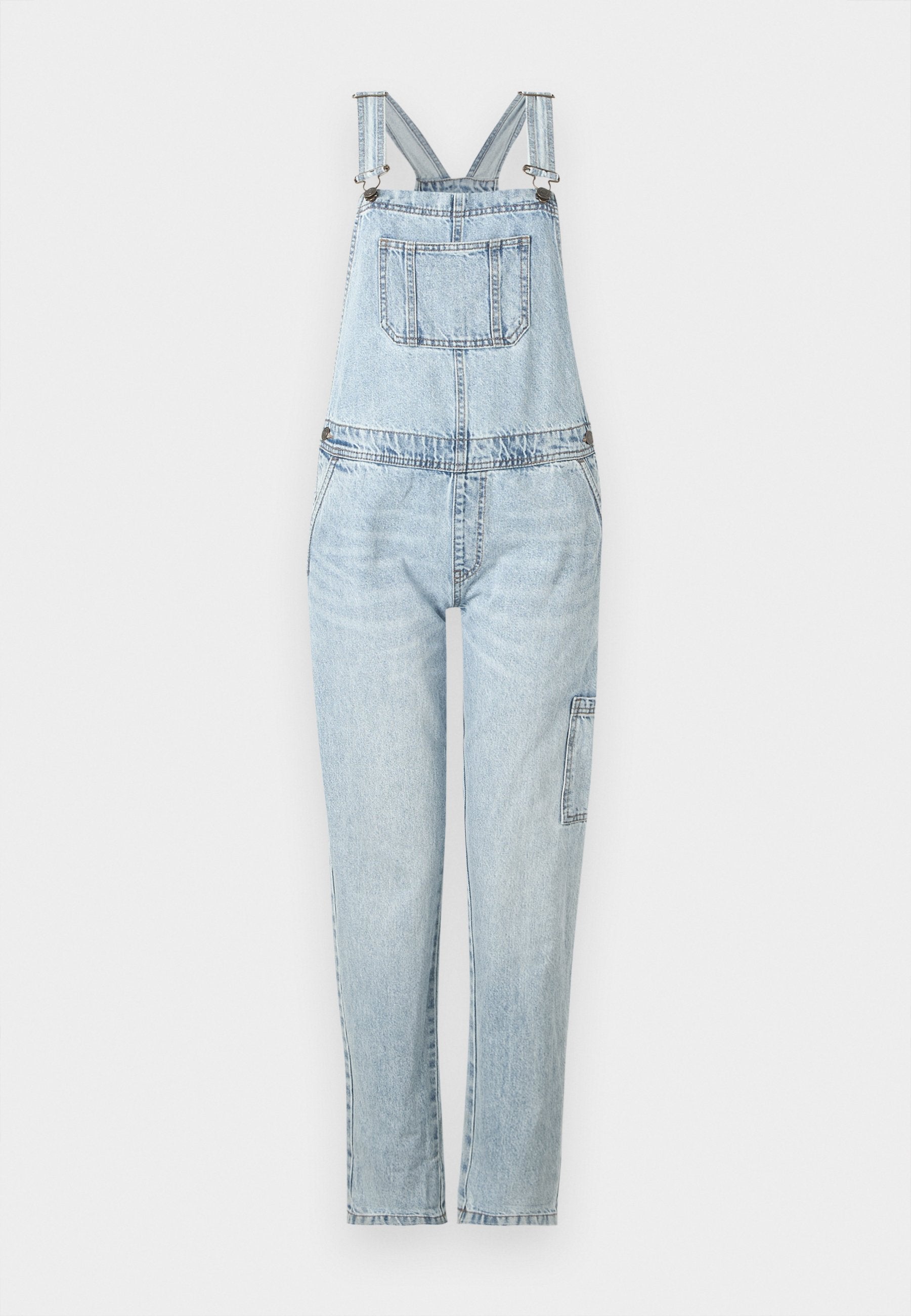 Hellblaue Denim-Latzhose mit verstellbaren Trägern, einer Brusttasche und schmal zulaufenden Beinen. Verfügt über eine Seitentasche am rechten Bein.