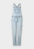 Hellblaue Denim-Latzhose mit verstellbaren Trägern, einer Brusttasche und schmal zulaufenden Beinen. Verfügt über eine Seitentasche am rechten Bein.