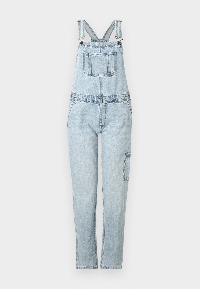 Hellblaue Denim-Latzhose mit verstellbaren Trägern, einer Brusttasche und schmal zulaufenden Beinen. Verfügt über eine Seitentasche am rechten Bein.