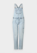 Hellblaue Denim-Latzhose mit verstellbaren Trägern, einer Brusttasche und schmal zulaufenden Beinen. Verfügt über eine Seitentasche am rechten Bein.