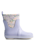 Hellvioletter wasserdichter Stiefel mit einem Kragen aus geblümtem Stoff, einer strukturierten Sohle und betonten Streifen am Fußende.